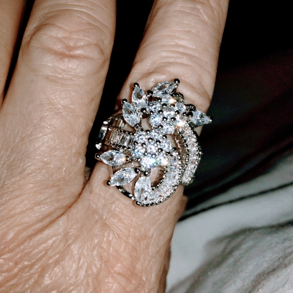 ***STUNNING WHITE SAPPHIRE RING (9)*** - Picture 2 of 4